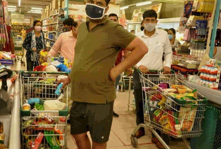 Shopkeepers protest against govt decision to increase restriction regarding covid-19 in Punjab