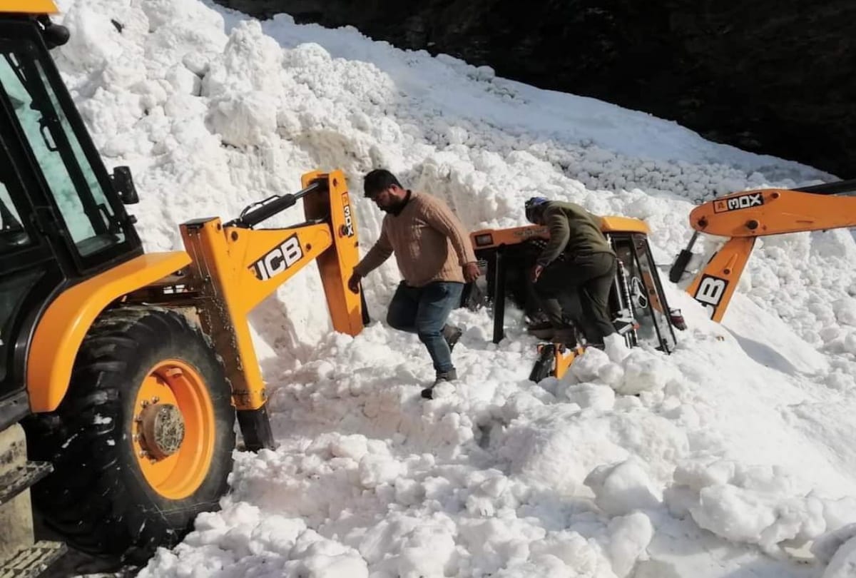Avalanche on Tandi-Kardang road, driver buried under snow and saved by local people