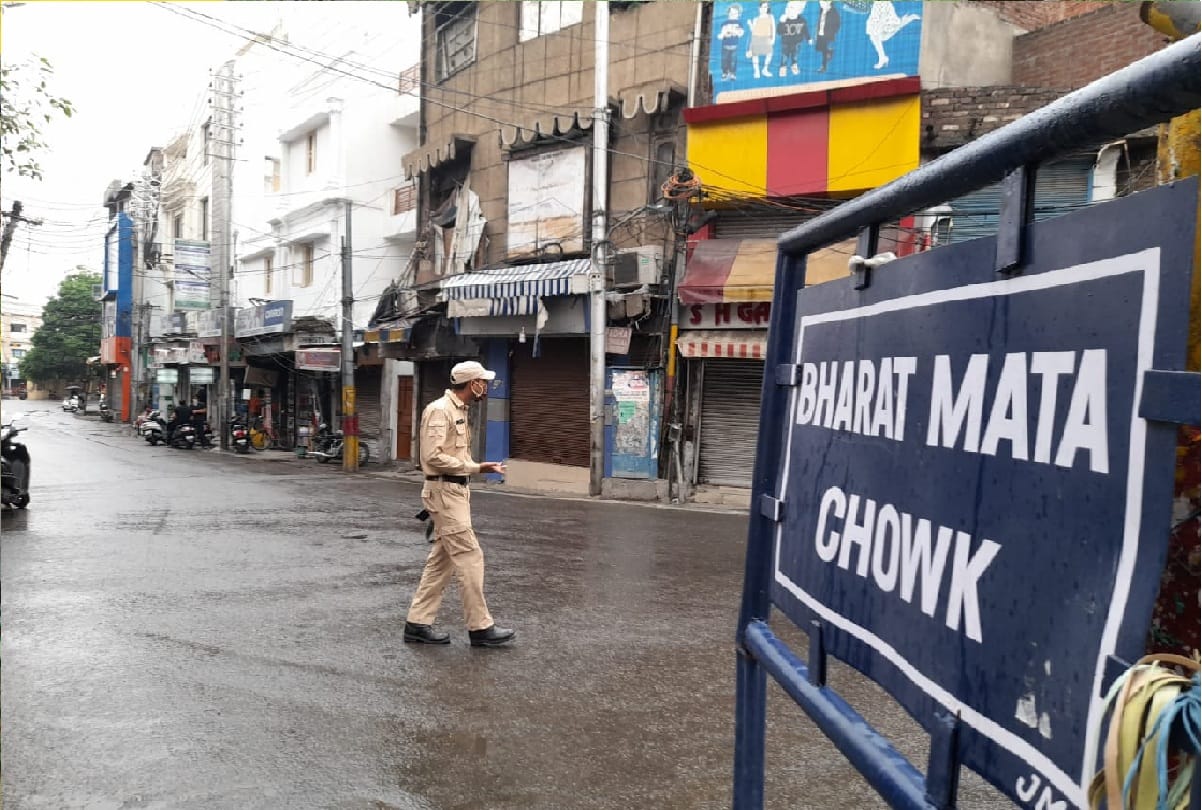 Jammu and Kashmir Weekend Lockdown: From 6 am to 10 am, there was heavy rush, after which there was silence on the streets