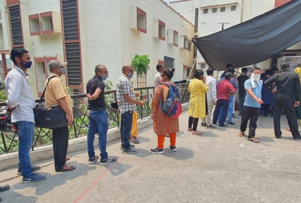 Coronavirus in Uttarakhand: Crowd for Covid test in private Lab in haridwar photos