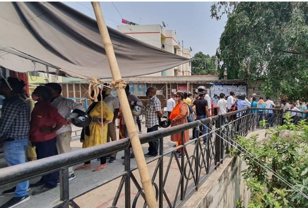 Coronavirus in Uttarakhand: Crowd for Covid test in private Lab in haridwar photos