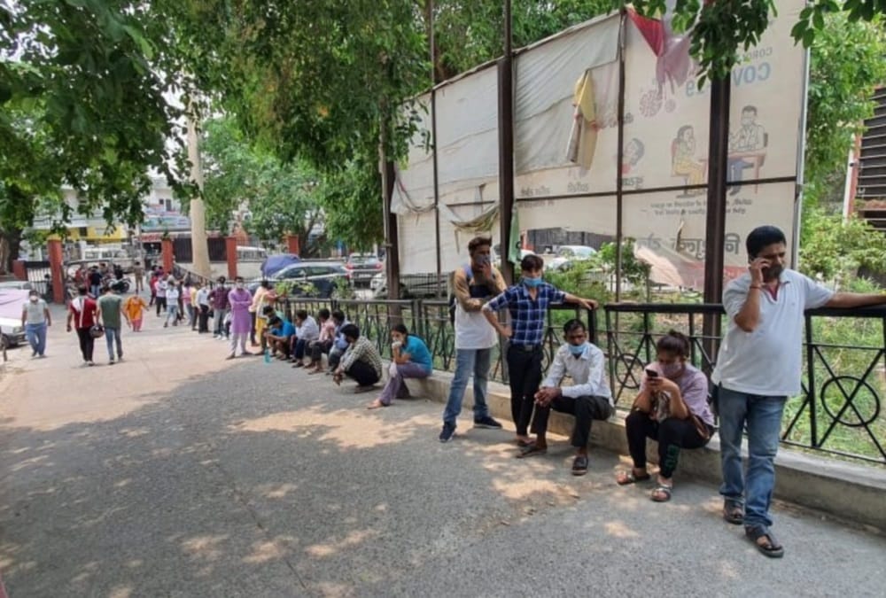 Coronavirus in Uttarakhand: Crowd for Covid test in private Lab in haridwar photos
