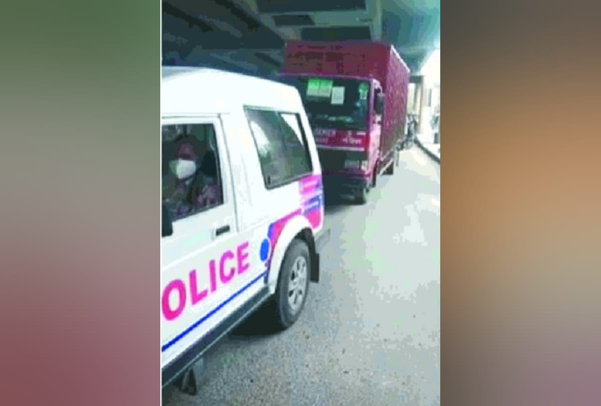 oxygen truck deteriorated on road delhi police dragged from Gypsy to sonia hospital