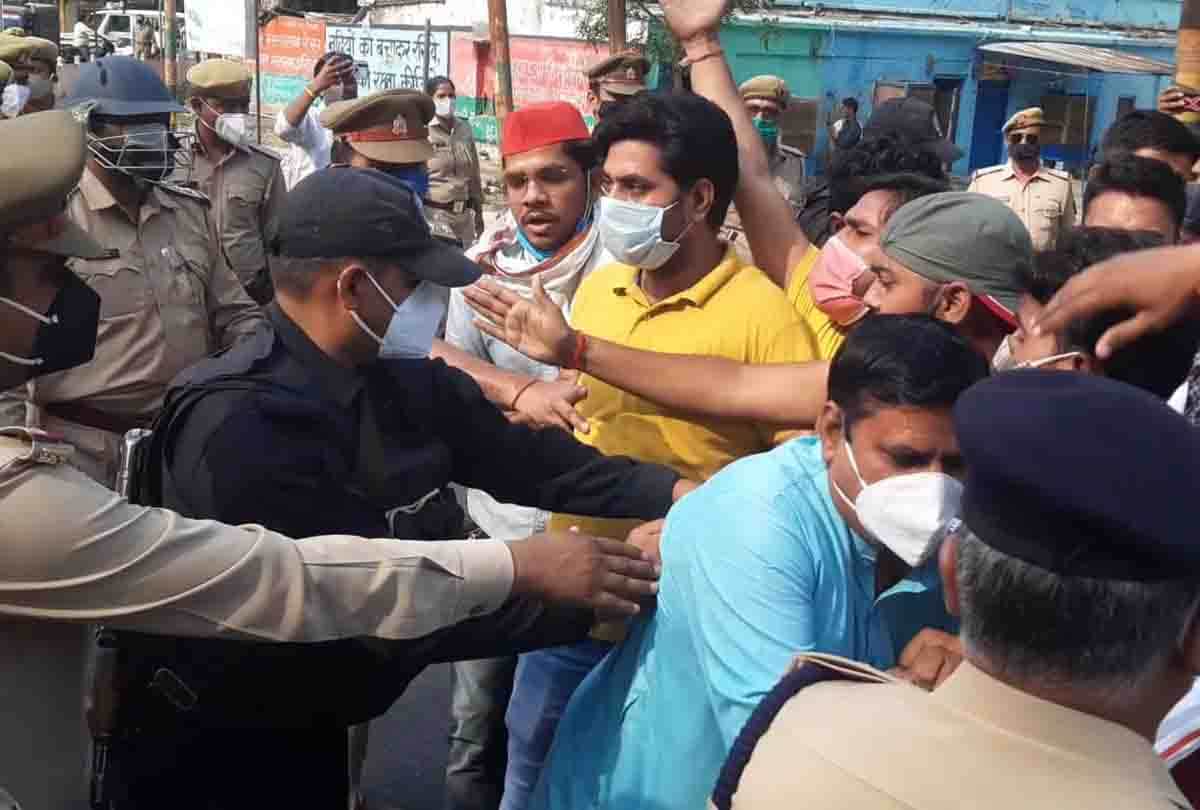 UP Panchayat Election: Police and sp worker scramble outside Etawah DM residence