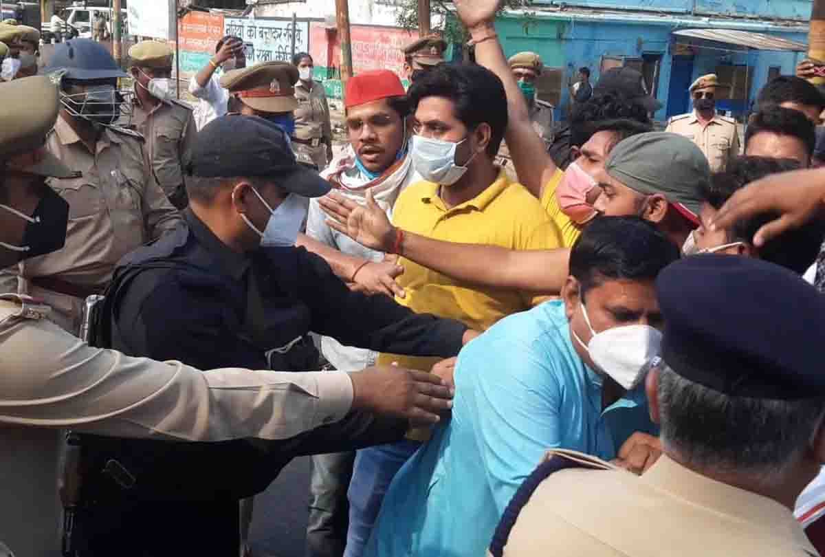 UP Panchayat Election: Police and sp worker scramble outside Etawah DM residence