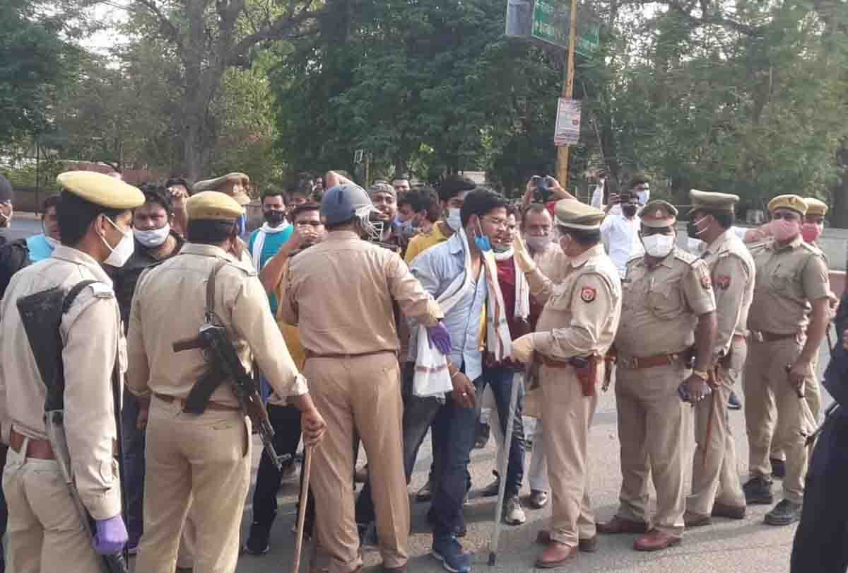 UP Panchayat Election: Police and sp worker scramble outside Etawah DM residence