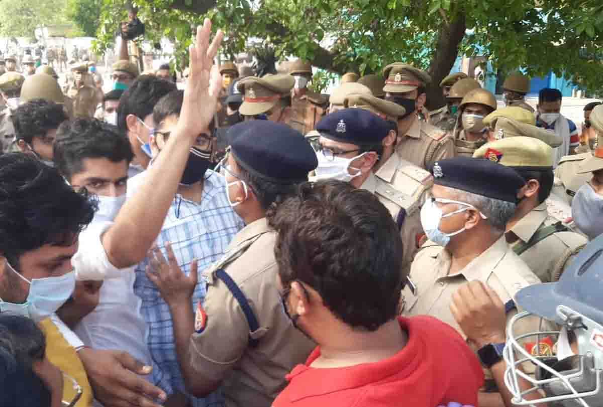 UP Panchayat Election: Police and sp worker scramble outside Etawah DM residence