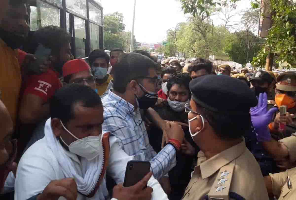UP Panchayat Election: Police and sp worker scramble outside Etawah DM residence