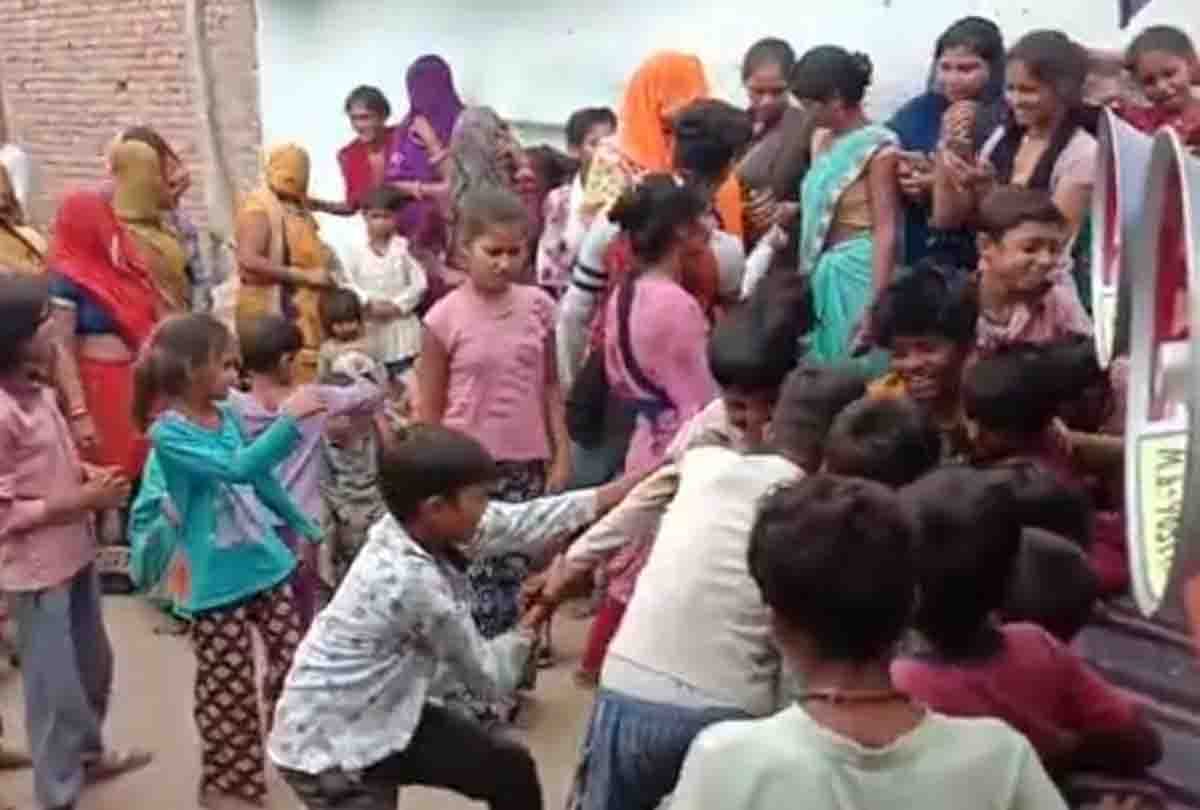 panchayat election: pradhan supporters forced  girl to be dance on DJ