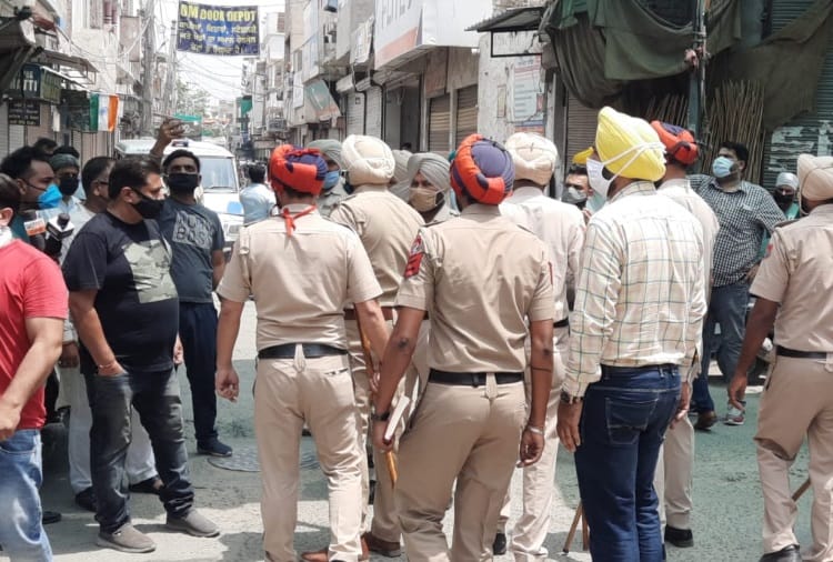Shopkeepers in Punjab Protest Against order of Shutting Shops During LockDown