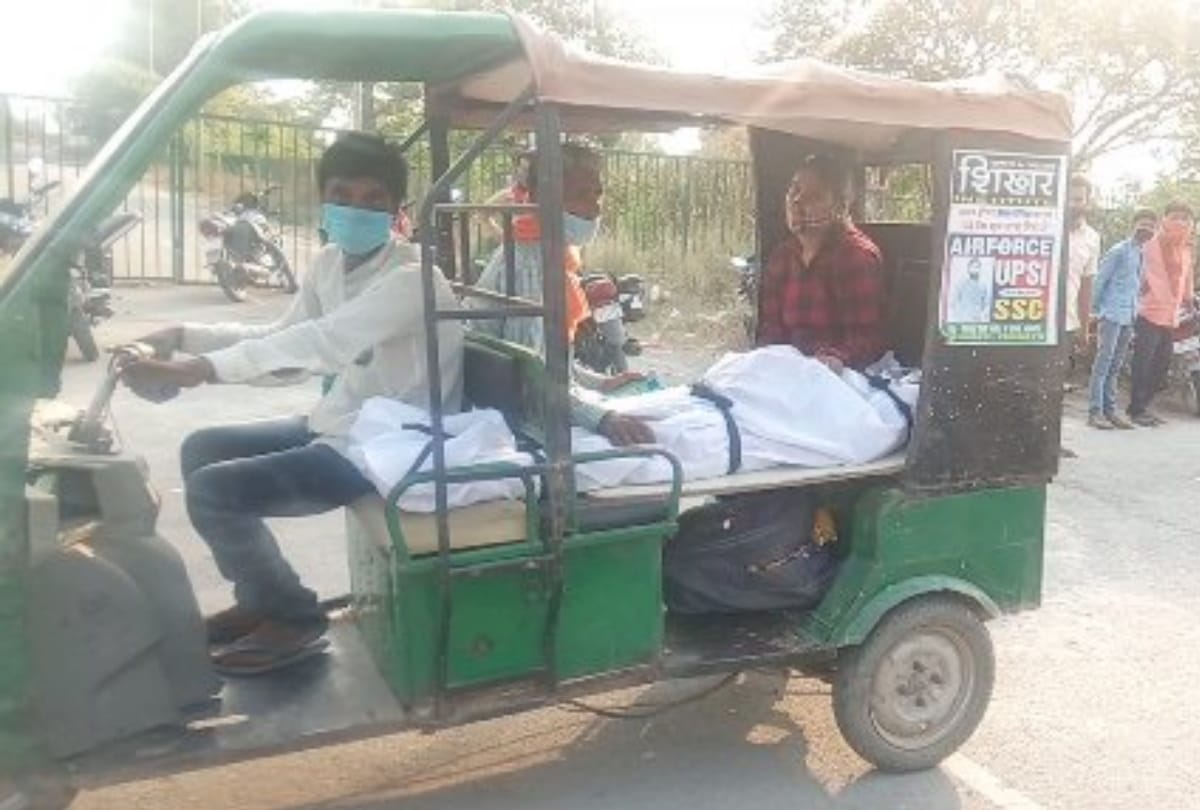 A family carrying a dead body of corona patient on E rickshaw in Raebareli.