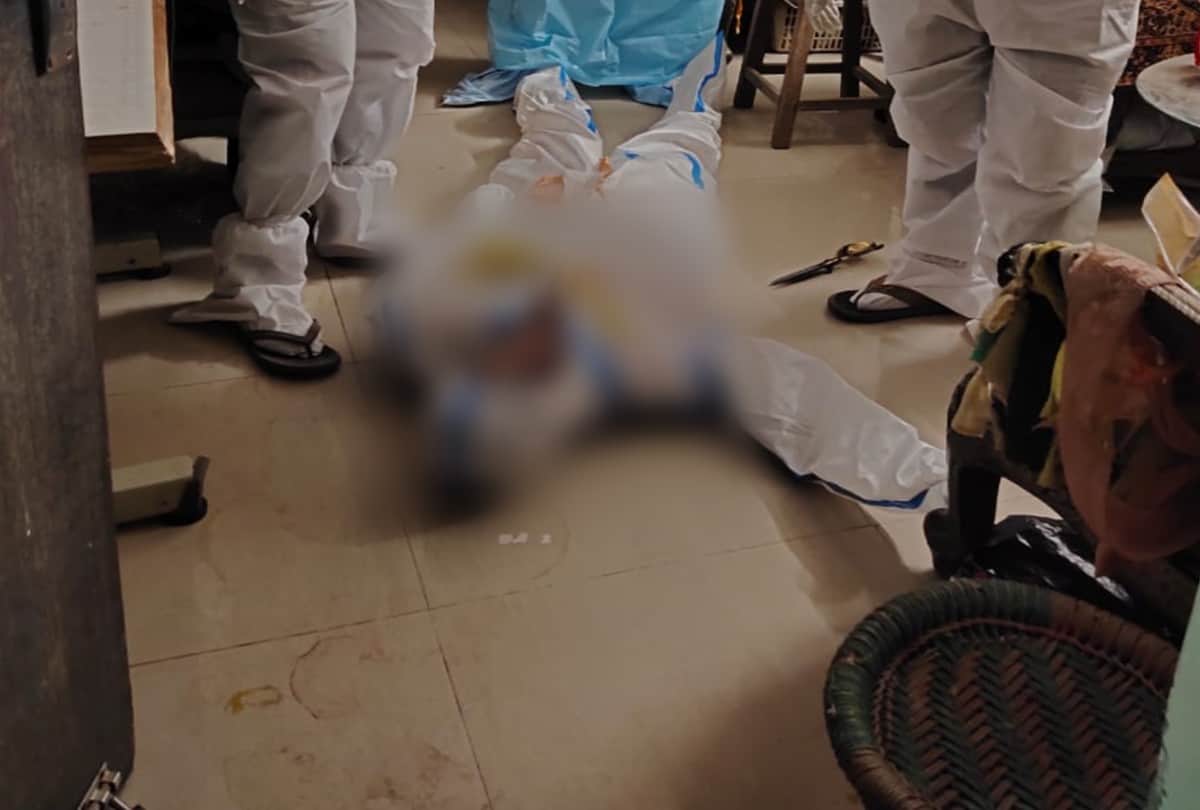 Police take over woman dead body after neighbors make a distance due to corona