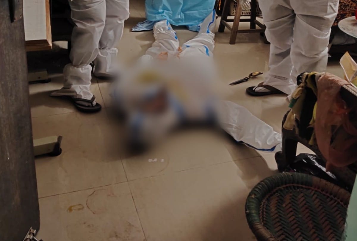 Police take over woman dead body after neighbors make a distance due to corona