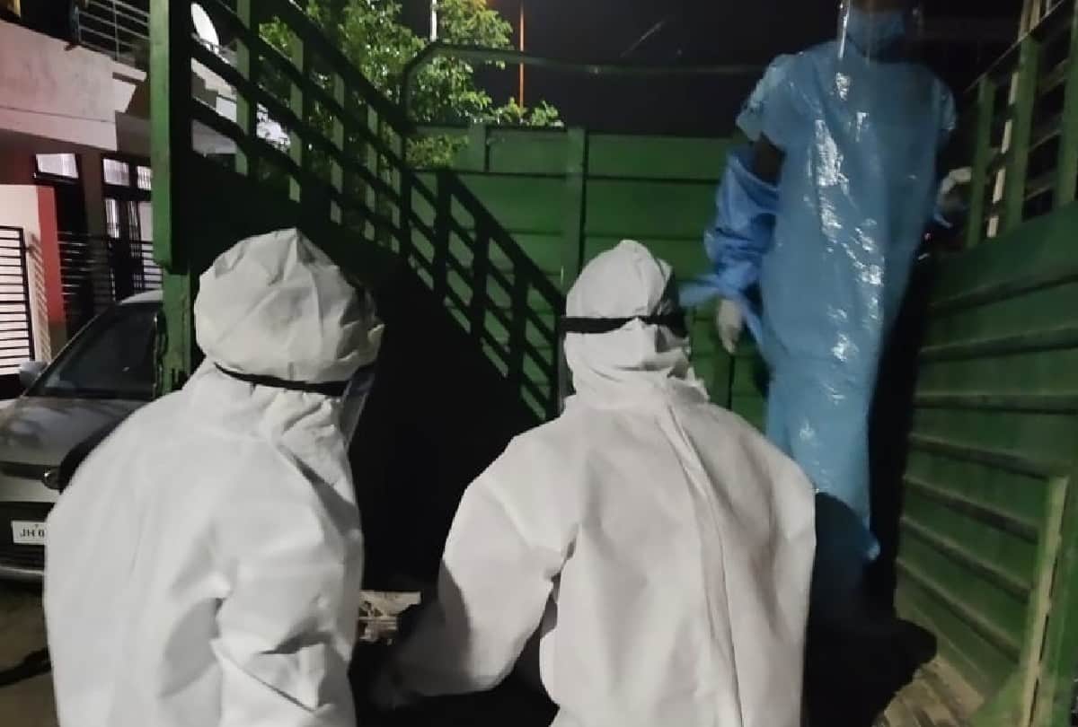 Police take over woman dead body after neighbors make a distance due to corona