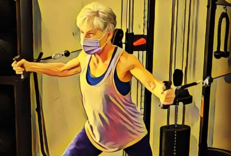 71 साल की दादी जिम में करती हैं जमकर वर्कआउट, वजन उठाने के मामले में भी