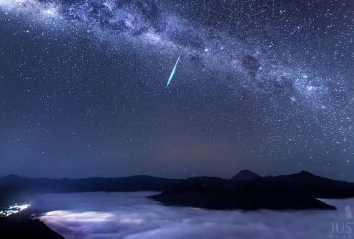 Watch Live Astronomical event today Falling stars from sky meteorite rain