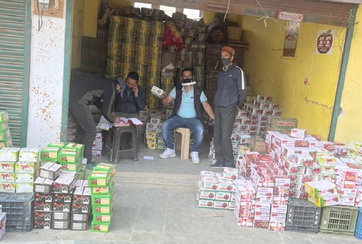 Plum and green almond sBanged entry in the dhali market of Shimla