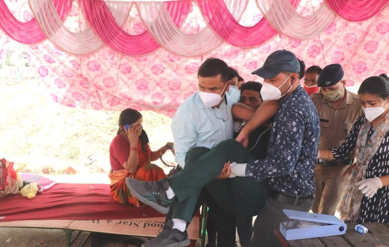 Corona in Uttarakhand Latest news : doctor jagdeesh joshi fainted during patient treatment, when he came in his sense again treat patients