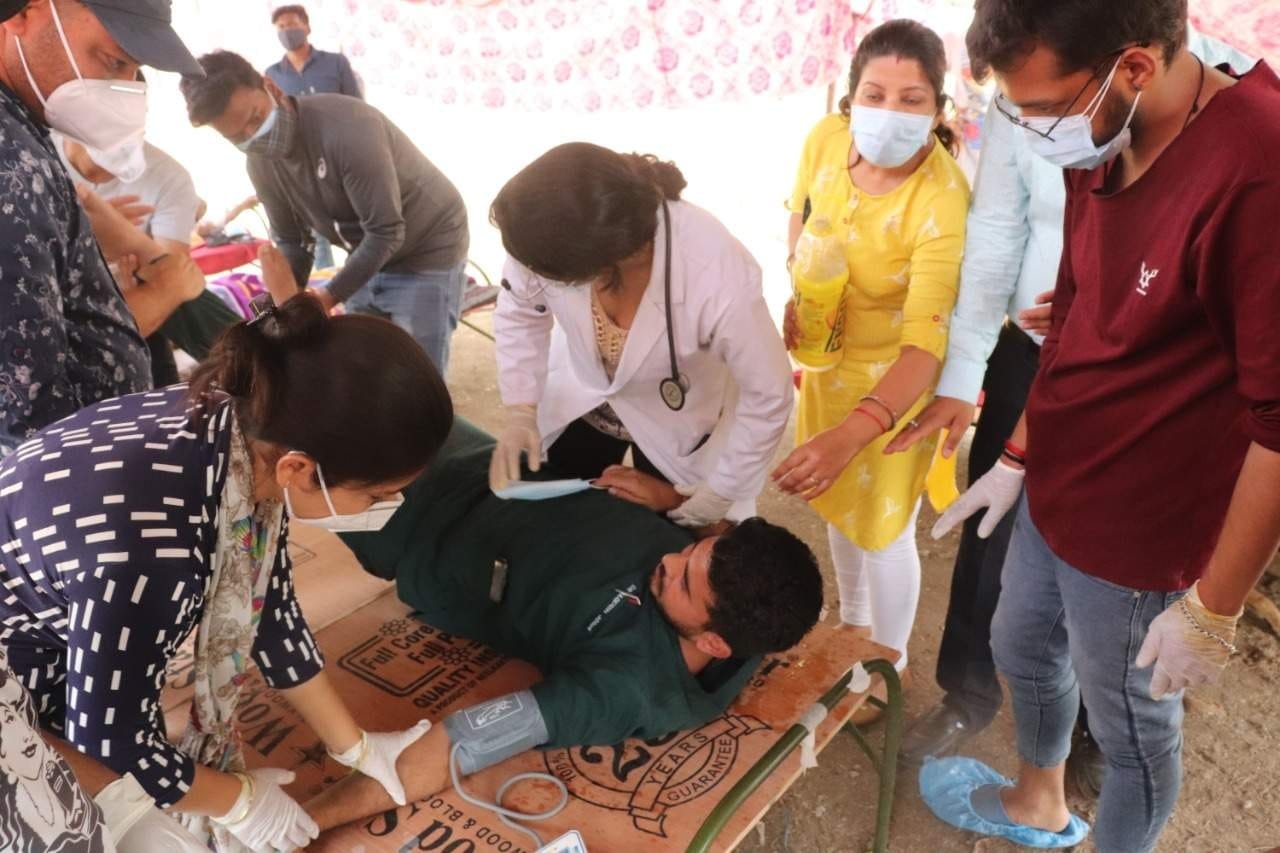 Corona in Uttarakhand Latest news : doctor jagdeesh joshi fainted during patient treatment, when he came in his sense again treat patients