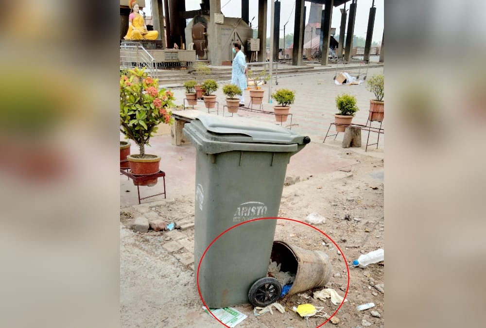 Coronavirus in Uttarakhand News: Covid Positive Dead body Funeral with PPE Kit and Throw in open area in Haridwar photos