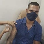 कोरोना के टीके की पहली खुराक लगवाते शिखर धवन