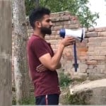 आत्मसमर्पण के बाद साथियों से हथियार फेंकने की अपील करता आतंकी