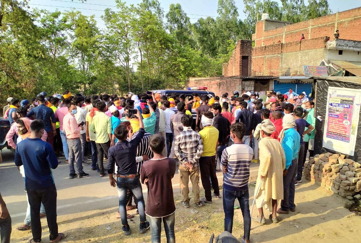 UP Panchayat Election 2021 Result villagers Attacked and burned Police Checkpoint In Gorakhpur