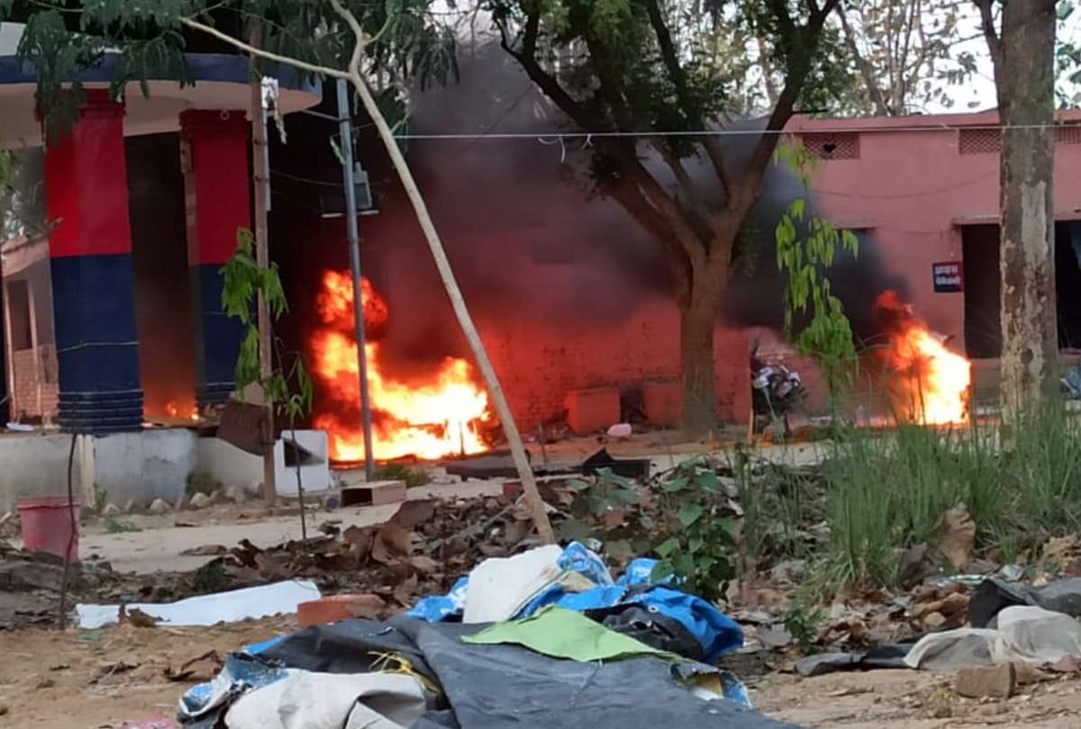 UP Panchayat Election 2021 Result villagers Attacked and burned Police Checkpoint In Gorakhpur