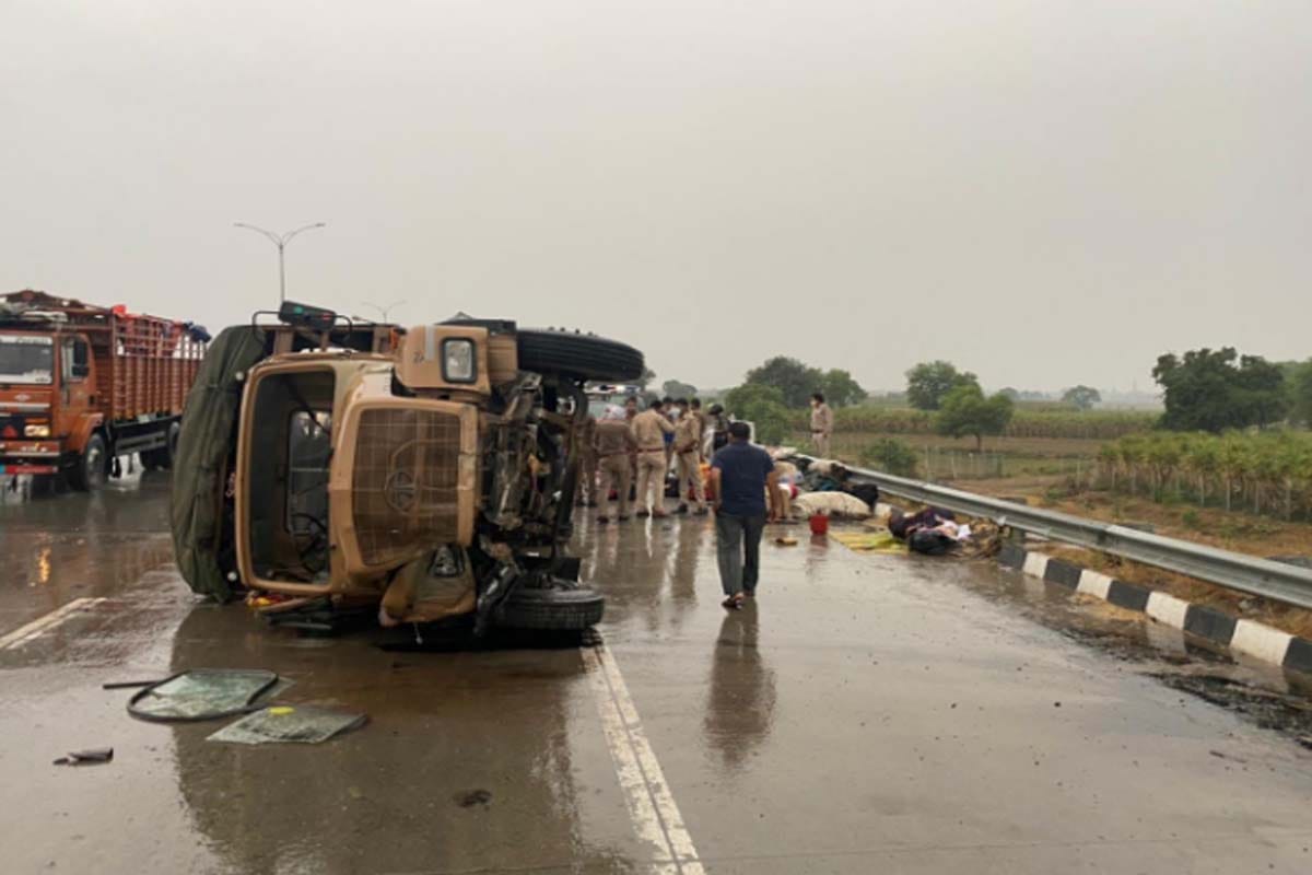 Baghpat: fifteen jawans injured after PAC truck overturned uncontrollably Major accident on Eastern Peripheral Expressway