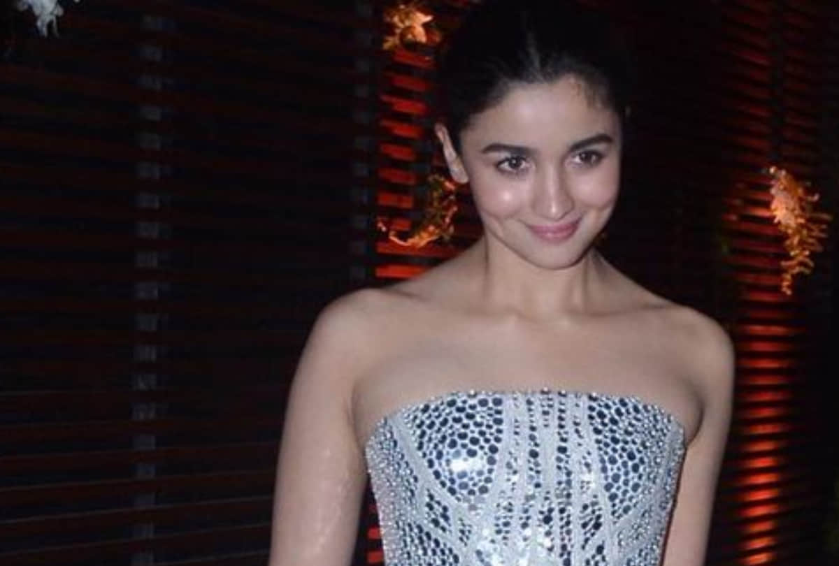 Alia Bhatt recreates candid beach photo from her childhood mother Soni Razdan is loving it