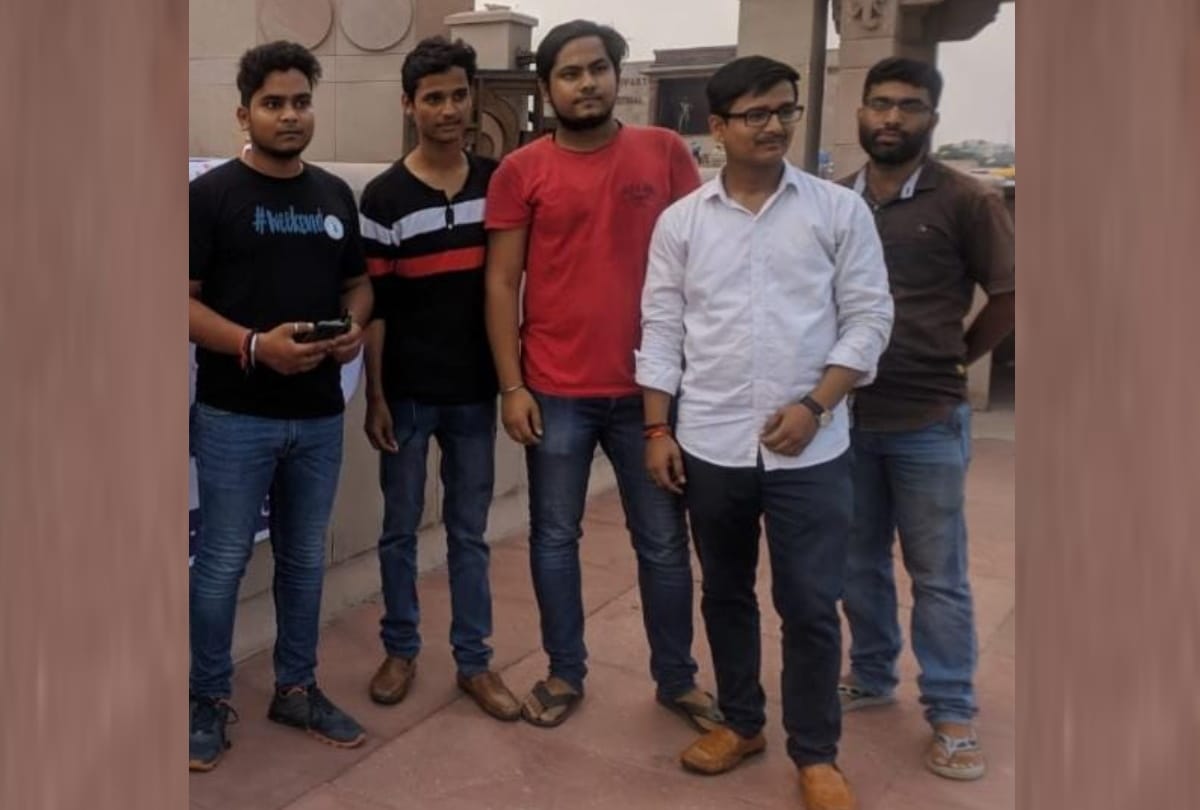 BBAU students are helping people in getting oxygen in Lucknow.