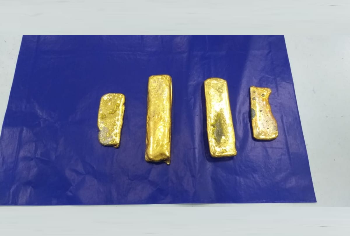 custom officers arrested two with 64 lakh rupees Gold.