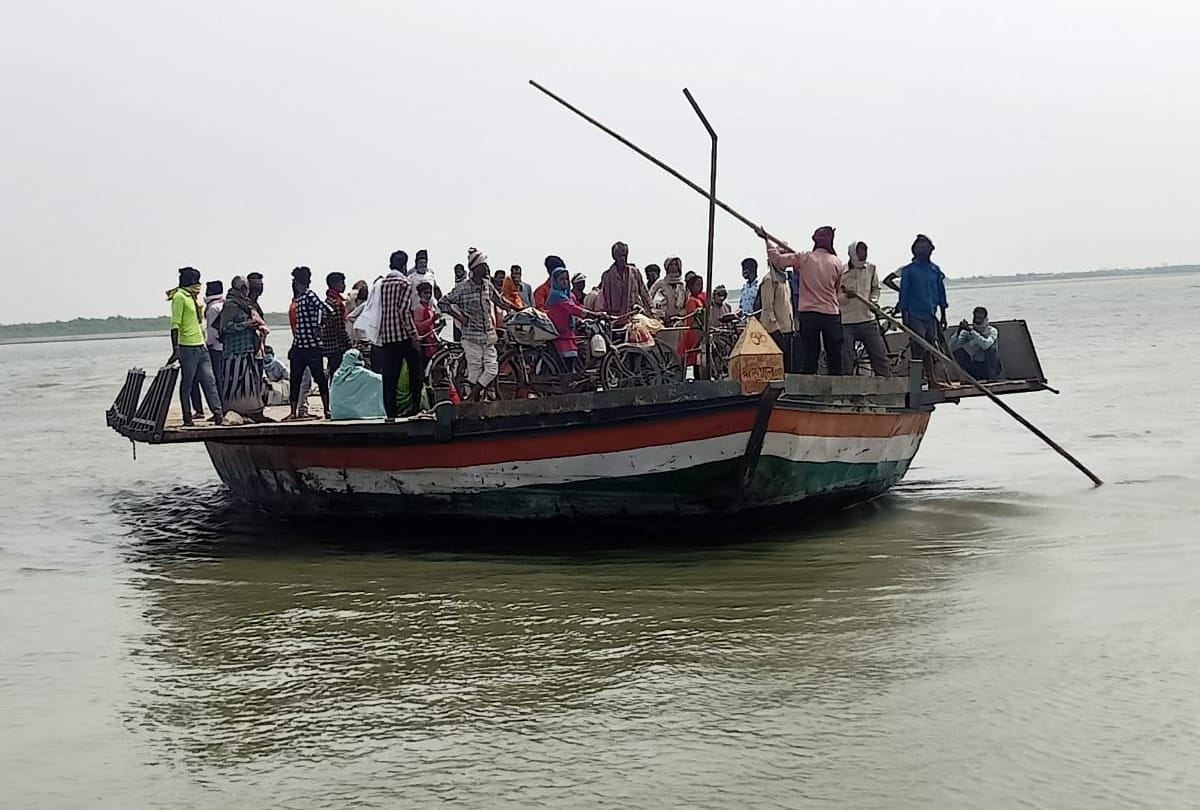 Small boat sunk in Gandak river at kushinagar
