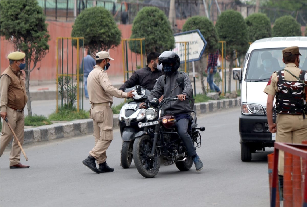 Corona in Jammu and Kashmir: Invitation to the third wave being given by not following social distancing, see photos