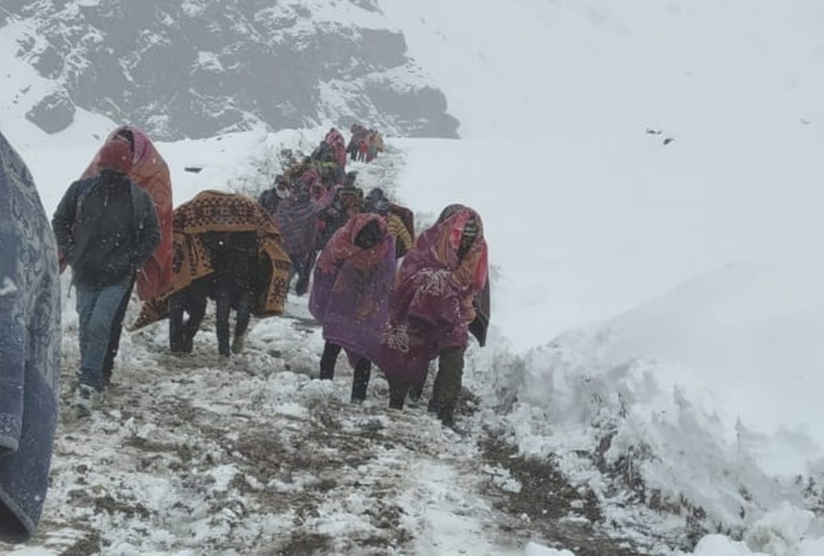 border road organization rescue 150 people in April 2021 Stranded after heavy snowfall in Baralacha