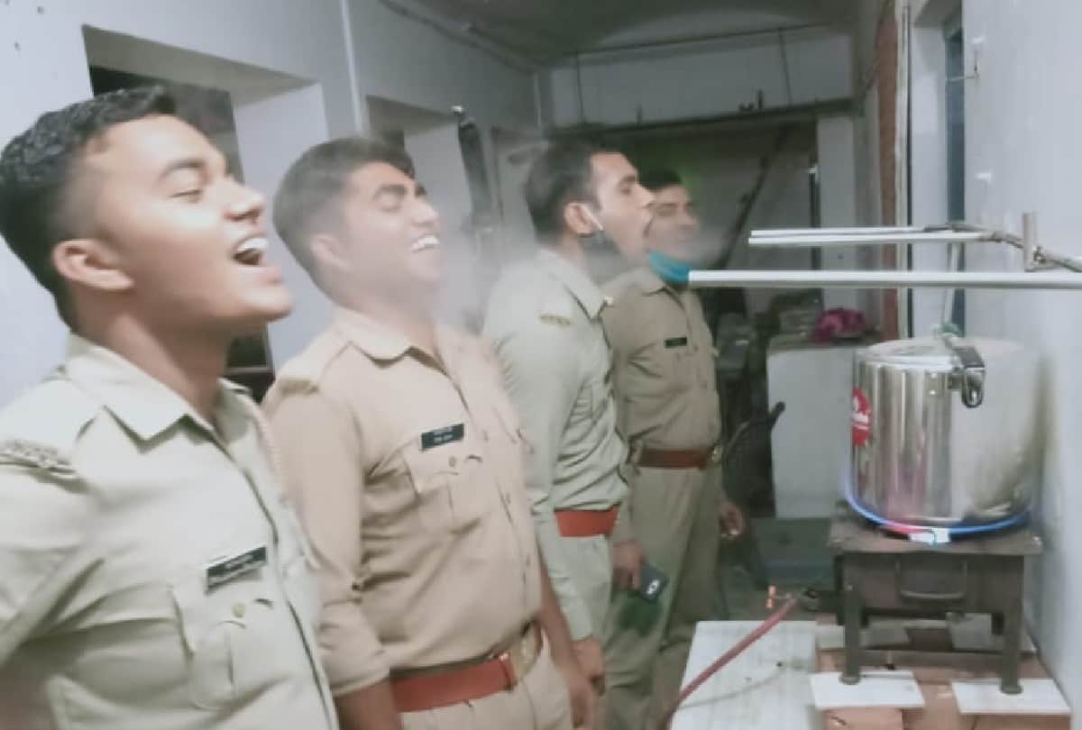 innovative way of kasganj police to take steam to protect from corona infection