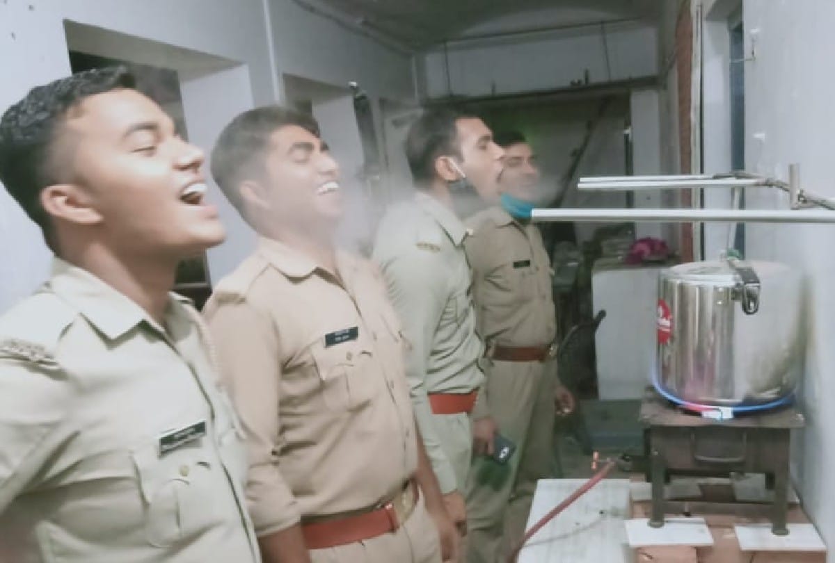 innovative way of kasganj police to take steam to protect from corona infection
