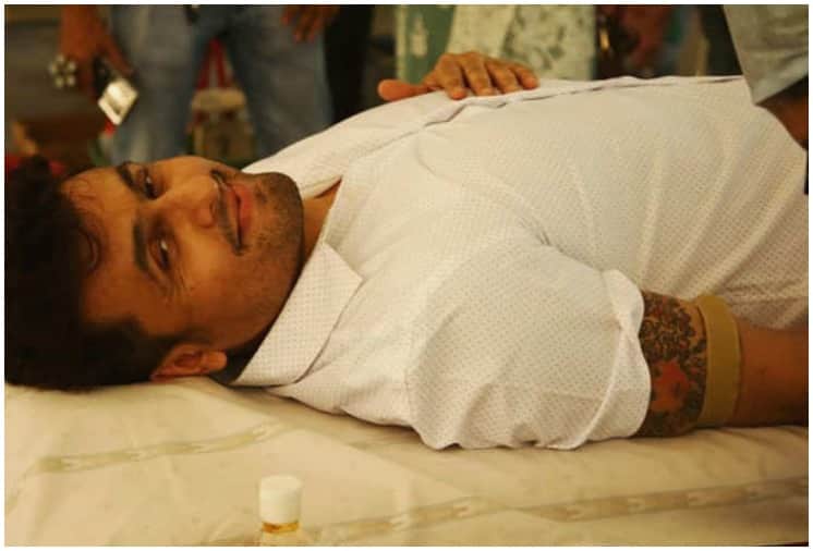 Sonu Nigam Trolled for not wearing Mask during Blood Donation