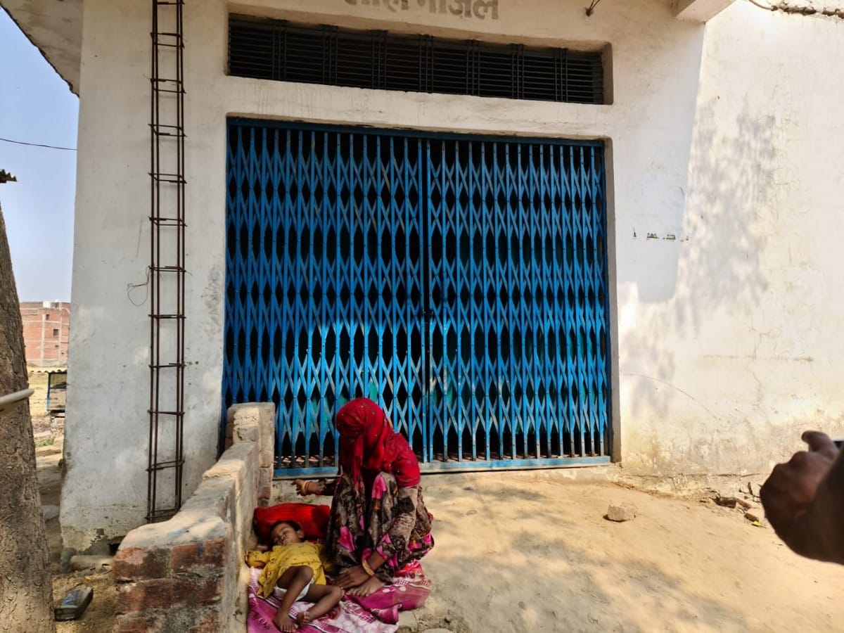Woman strike with child on outside of lover home for marriage in jaunpur