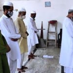 नमाज अदा करते रोजेदार