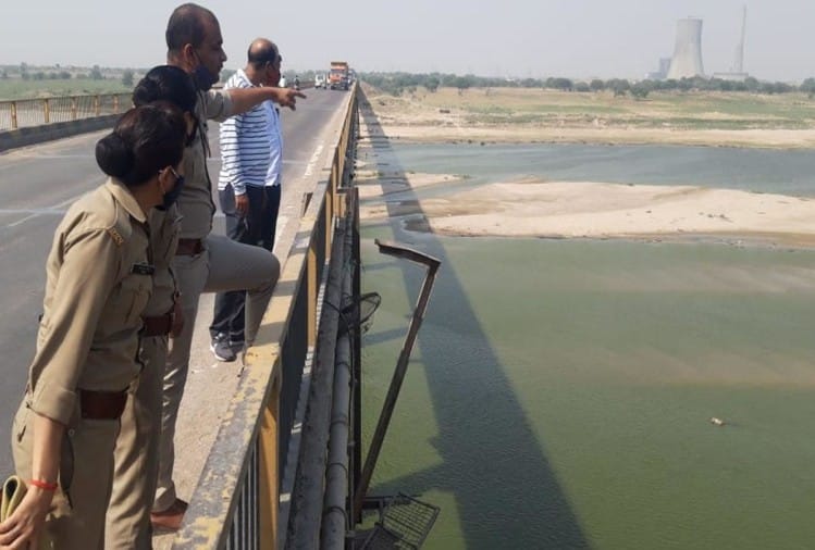 Womans body found in a box, The shepherds saw the foul smell, the police said  the face was crushed with a hea