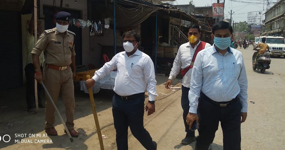 Officers arrived in the area on the complaint of negligence, challan of dozens of shops, created a stir in chandauli