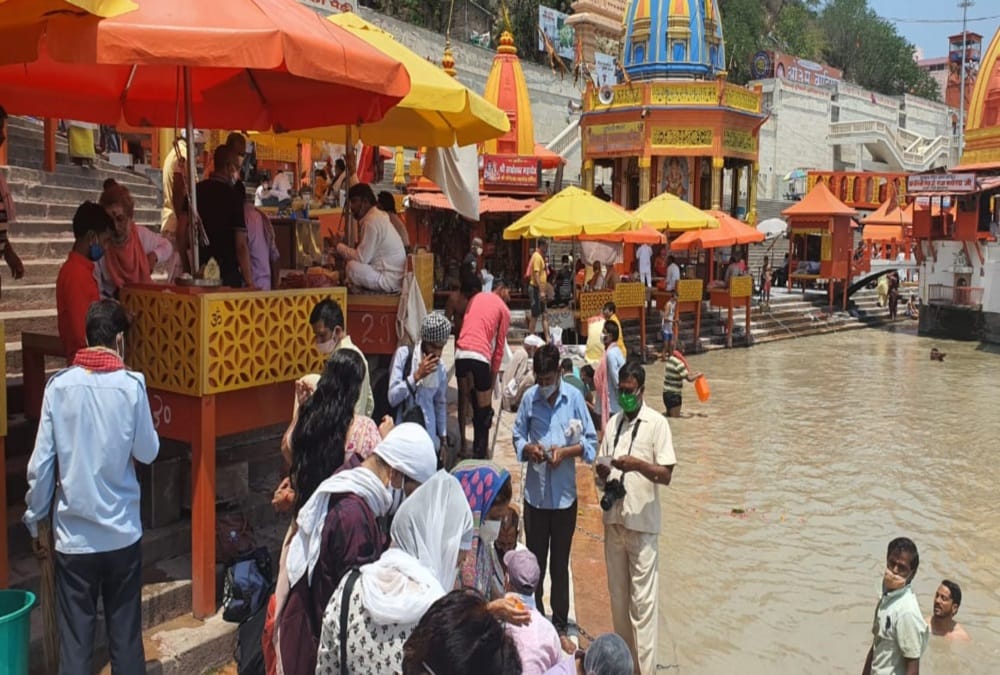 Coronavirus in Uttarakhand: Crowd in har ki pauri and covid rules not Follow photos