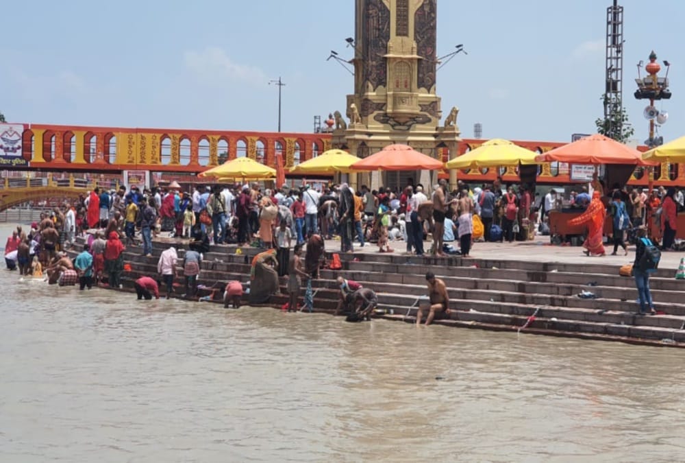 Coronavirus in Uttarakhand: Crowd in har ki pauri and covid rules not Follow photos
