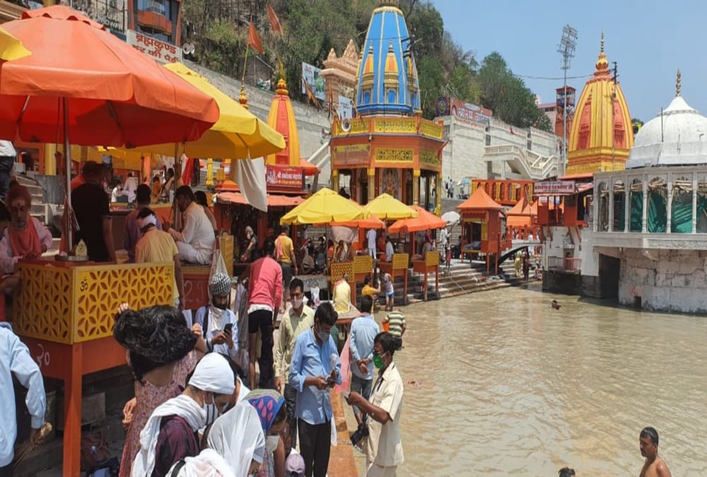 Coronavirus in Uttarakhand: Crowd in har ki pauri and covid rules not Follow photos