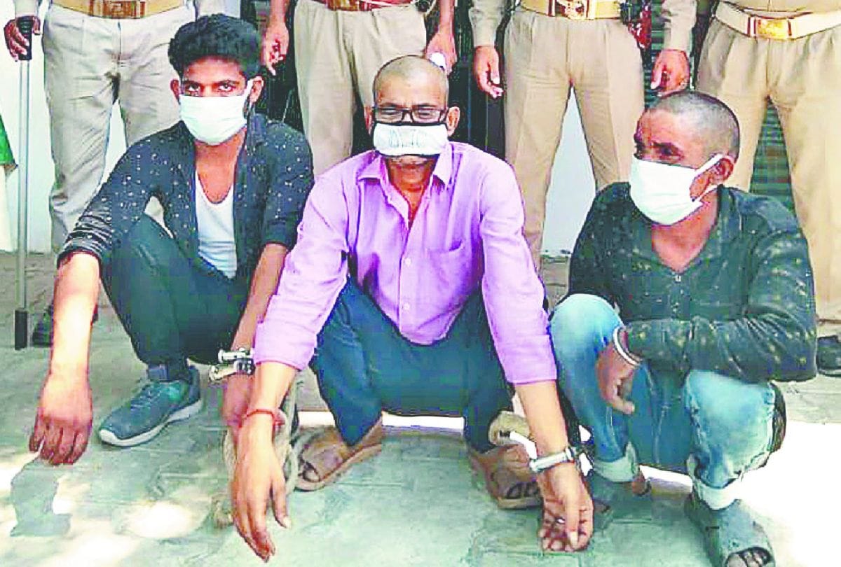 Three accused arrested for selling liquor in lockdown