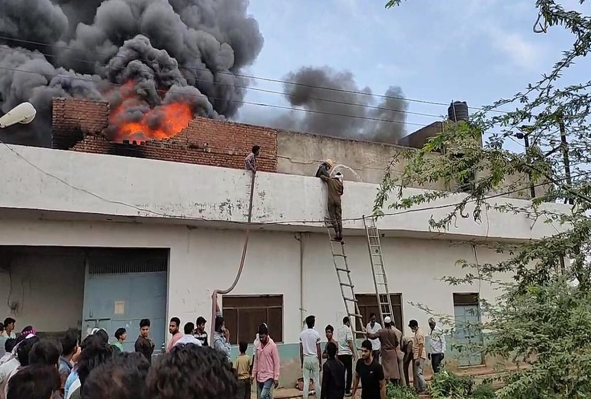 fire breaks out in battery factory fire brigade on the spot