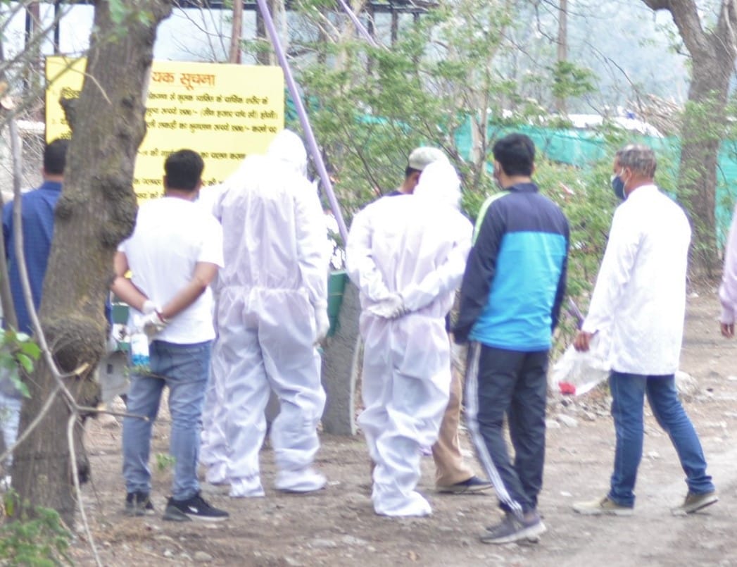 Coronavirus in Uttarakhand Latest News: Labourers Carry covid positive Dead body in dehradun