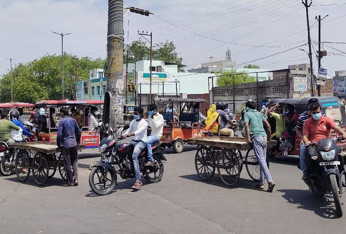 Lockdown In Firozabad People Walks On Road Police Took Lathi