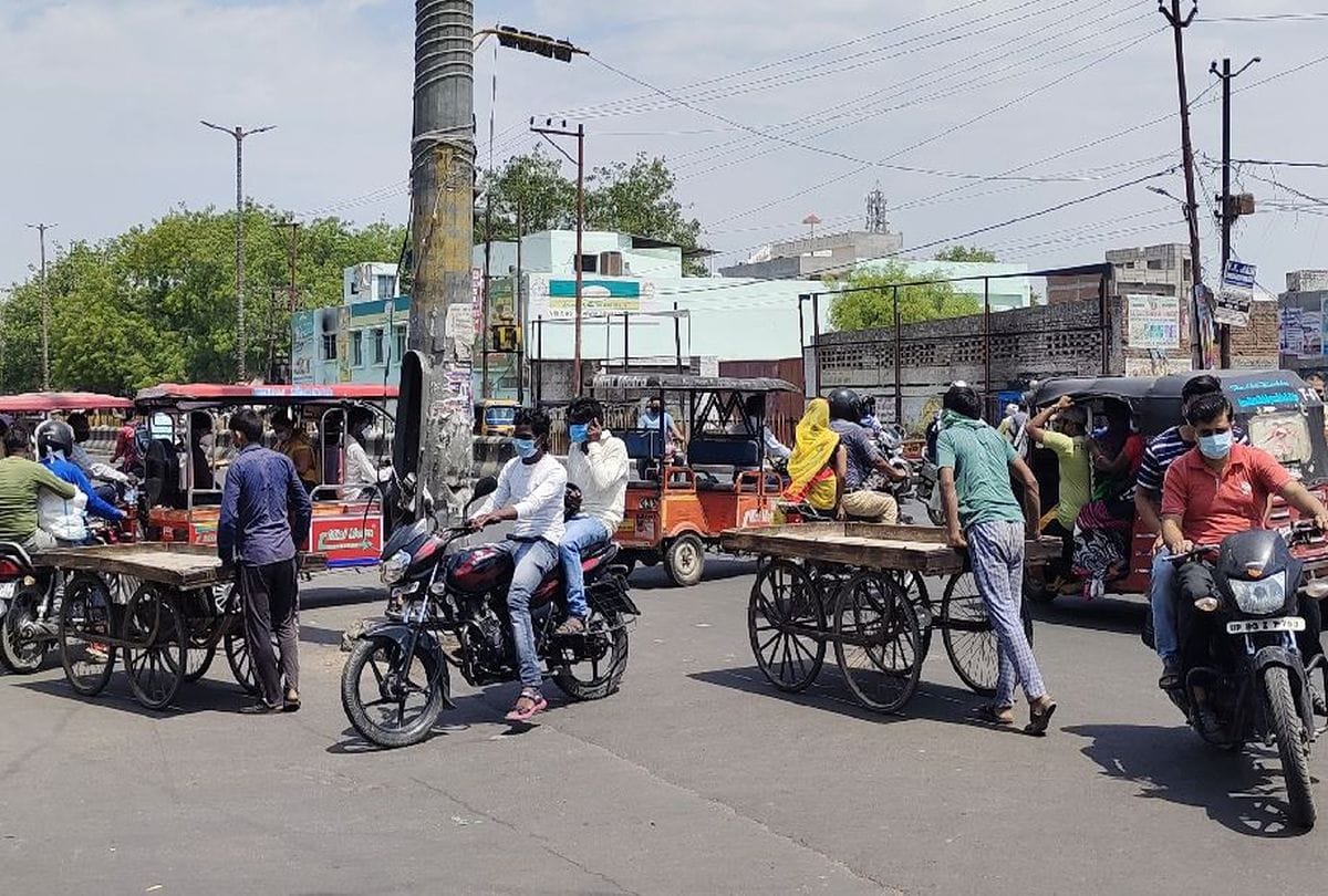 Lockdown In Firozabad People Walks On Road Police Took Lathi